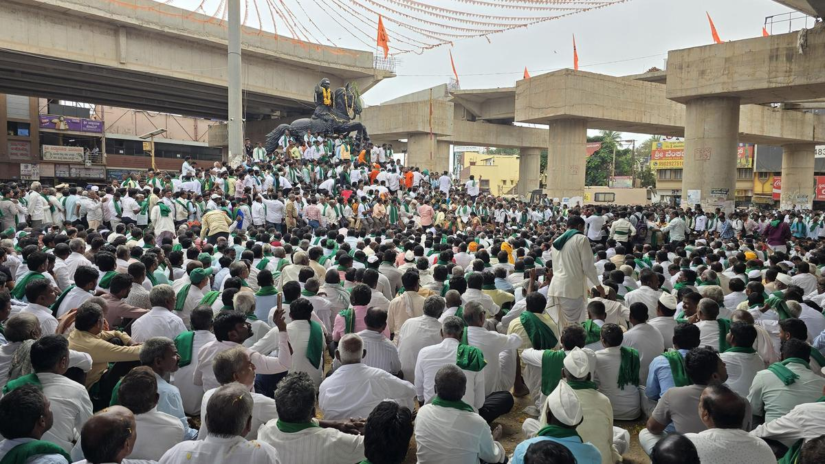 Mammoth protest at Kittur Chennamma Circle by Sugarcane farmers; Farmers agree for talk at Delhi with Joshi after intervention by MLAs Tenginakai, Patil